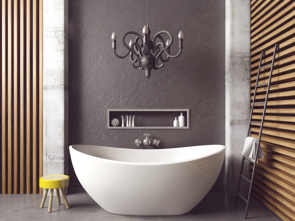 Baño con bañera exenta y pared en gris oscuro