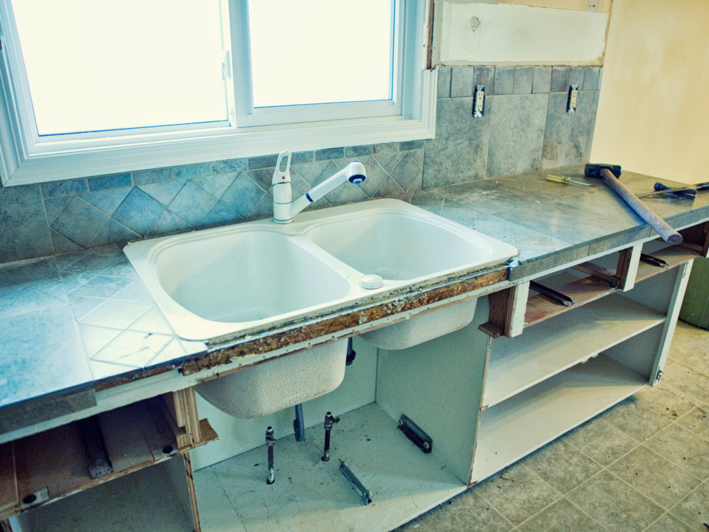 Cocina en obra con fregadero y encimera