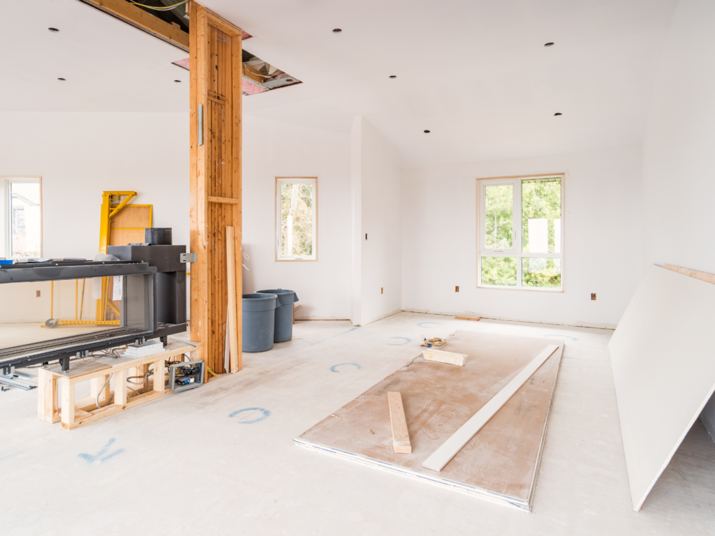 Vivienda en obra con suelo y paredes en proceso de reforma